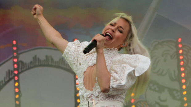 Paula Vesalan villi tv-esitys herätti huomiota - laulaja kommentoi show'ta nyt itse: 'En ole uskaltanut katsoa...' Paula Vesala