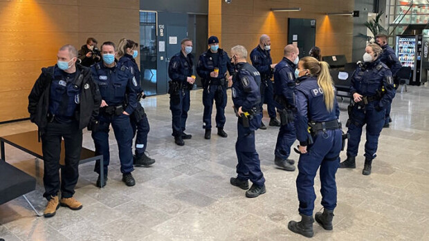 Poliisi turvaa oikeudenkäyntiä! Katujengikäräjillä mittavat turvatoimet: kohuräppäri Milan Jaff saapuu oikeuteen - katso kuvat! Helsingin käräjäoikeus