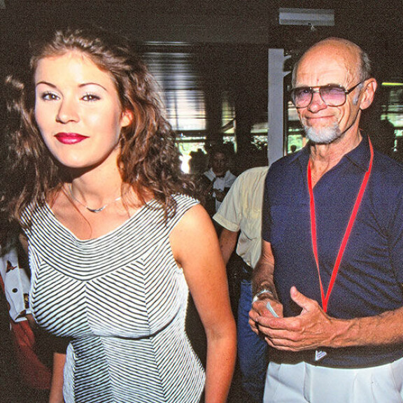 Spede työllisti mielellään elokuvissaan ja tv-ohjelmissaan kauniita naisia. Missikisoista tutun Maria Drockilan hän nimitti 1990-luvulla yhtiönsä toimitusjohtajaksi.; Spede Pasanen ja Maria Drockila