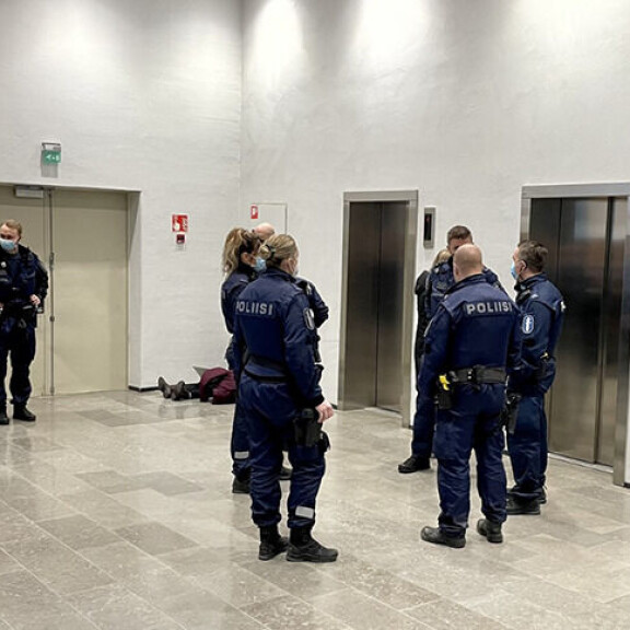 Poliisit olivat valmistautuneet katujengikäräjille väkevällä miehityksellä. Poliisit