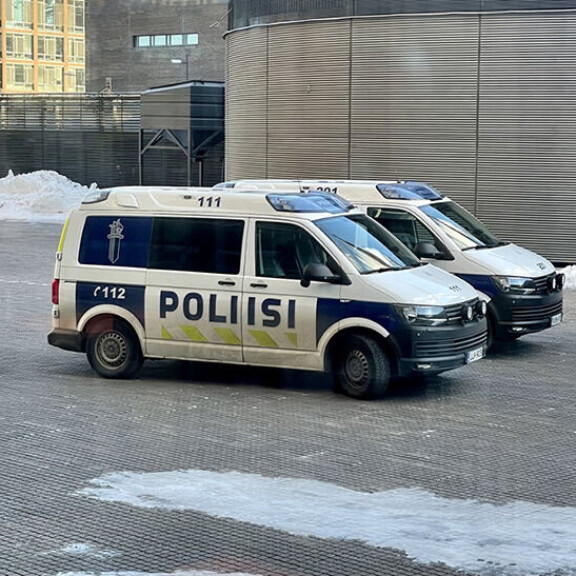 Helsingin käräjäoikeuden edessä oli passissa myös poliisiautoja. Poliisiautot