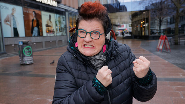 Tiesitkö? Näin Tiktokin kiroilevana rollaattorimummona tunnetusta Anitta Ahosesta, 58, tuli stand up -koomikko - hittivideolla jo 1,5 miljoonan potti Anitta Ahonen