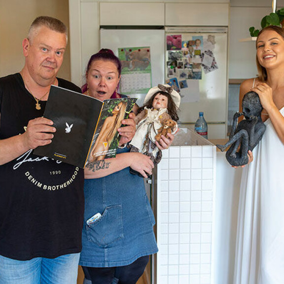 Miss Suomi -kisoistakin tutun Erika Helinin siskon tekemä taideteos ei vakuuta huutokauppakeisaria. Playboy-lehden hinta ei puolestaan vakuuta huutokauppakeisarinnaa. T