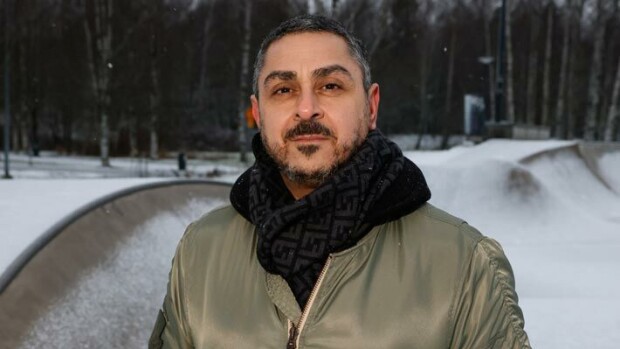Sapaattivapaalta töihin palannut Arman Alizad ymmärsi yhden asian: ”En halua mennä hautaan asti sata lasissa” Arman Alizad