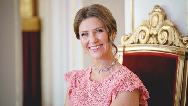 Šamaanirakastaja kaappasi teinitytöt kainaloonsa! Kohuprinsessa Märtha Louise hekumoi uutta perhettään harvinaisessa kuvassa märtha louise