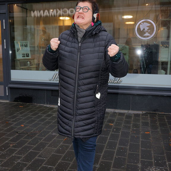 Anitta ei pelkää kiroilua, ja hänet tunnetaankin rääväsuisesta kielenkäytöstään. Anitta Ahonen