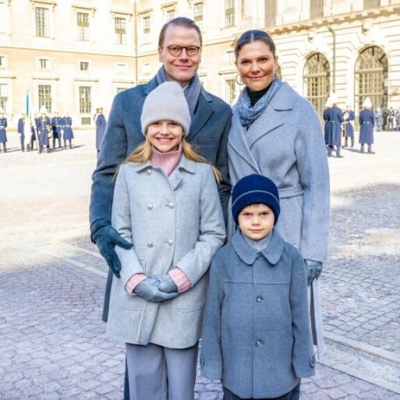 Kruununprinsessan perhe oli sonnustautunut harmaan sävyihin. Victoria, daniel, estelle, oscar