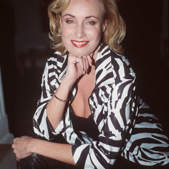 Iskelmälaulajana tunnettu Sonja Lumme on kunnostautunut myös käsikirjoittajana. Kuva 1990-luvulta, jolloin Sonja työskenteli yhtenään Pasilan Pöllölaaksossa. Iskelmälaulajana tunnettu Sonja Lumme on kunnostautunut myös käsikirjoittajana. Kuva 1990-luvulta, jolloin Sonja työskenteli yhtenään Pasilan Pöllölaaksossa.