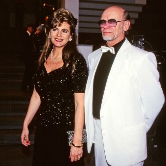 Spede onnistui houkuttelemaan Riitta Väisäsen talliinsa. Sen sijaan Sonja Lumme ei koskaan niellyt syöttiä. Spede onnistui houkuttelemaan Riitta Väisäsen talliinsa. Sonja Lumme ei niellyt syöttiä.