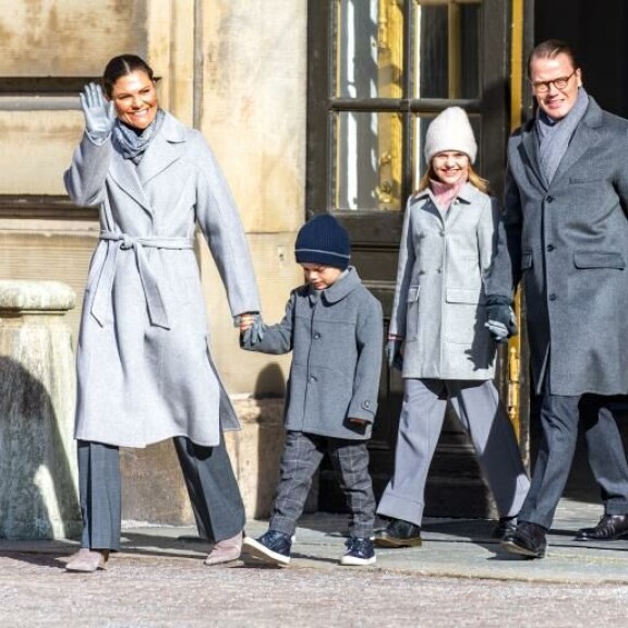 Prinssi Oscar asteli väenpaljouden eteen äitinsä kädestä kiinni pidellen. Victoria, daniel, estelle, oscar