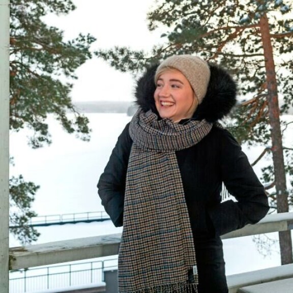 Ylen meteorologina kansalle tutuksi tullut Anniina juontaa nykyisin Puoli seitsemän -ohjelmaa. Anniina Valtonen