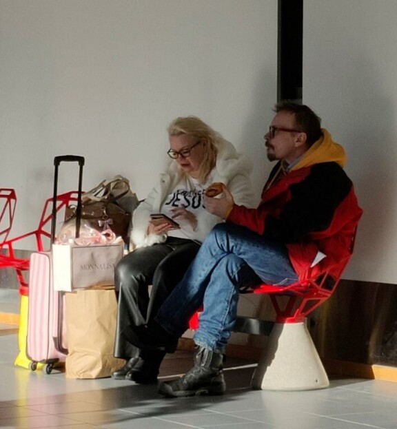 Johanna kiittelee Veijoa myös siitä, että tämä vie häntä etelänmatkoille.