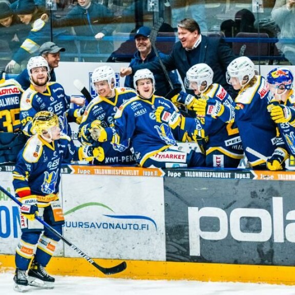 167-senttinen Petrus Palmu pelasi Jukureissa todellisen tykkikauden. – Totta helvetissä pelasi, koska hän on saanut pelata Mikkelissä kunnon minuutteja, myös ylivoimaa. Silloin alkaa mennä mustaa häkkiin, Tami tietää. 167-senttinen superpatukka Petrus Palmu pelasi Jukureissa todellisen tykkikauden. – Totta helvetissä pelasi, koska hän on saanut pelata Mikkelissä kunnon minuutteja, myös ylivoimaa. Silloin alkaa mennä mustaa häkkiin. Piste, Tami tietää.
