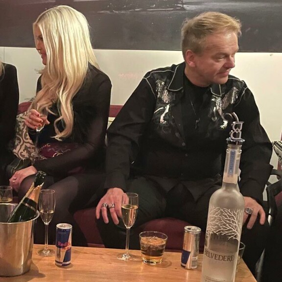 Viikon Kääk-juorut: Naisseuralaiset jättivät Dannyn yksin pöytään – näin iskelmälegenda viihdytti itseään Kurre ja Jenna