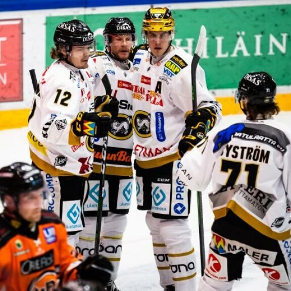 Oulun Kärpät ei ole vakuuttanut missään vaiheessa liigakautta. Alkaako uinuvan jättiläisen kone käynnistyä kevään tosipeleissä? Oulun Kärpät ei ole vakuuttanut missään vaiheessa liigakautta. Alkaako uinuvan jättiläisen kone käynnistyä kevään tosipeleissä?