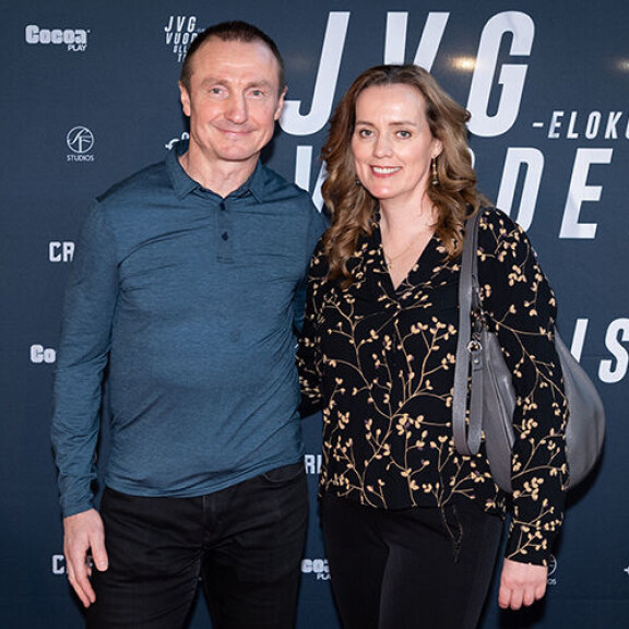 Jere Lehtinen saapui kutsuvierastilaisuuteen Jaana-vaimonsa kanssa. Jere Lehtinen saapui kutsuvierastilaisuuteen Jaana-vaimonsa kanssa.