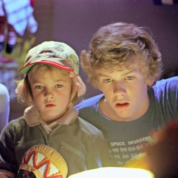 Drew Barrymore veti ensikännit 8-vuotiaana, Erika Eleniak kasvoi lapsimallista Playboy-pupuksi – näin E.T.-tähtien elämät menivät hittielokuvan jälkeen Robert MacNaughton