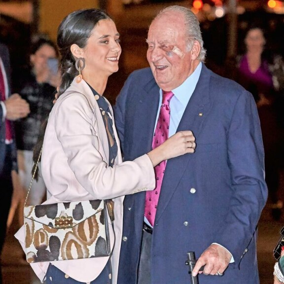 Victoria Federican kerrotaan olevan Juan Carlosin lempilapsenlapsi. Nuori nainen ihailee suuresti isovanhempiaan. Victoria Federican kerrotaan olevan Juan Carlosin lempilapsenlapsi. Nuori nainen ihailee suuresti isovanhempiaan.
