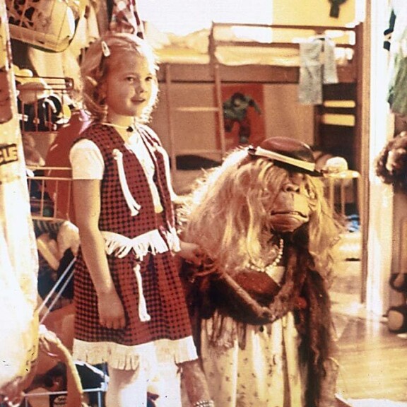 Drew Barrymore veti ensikännit 8-vuotiaana, Erika Eleniak kasvoi lapsimallista Playboy-pupuksi – näin E.T.-tähtien elämät menivät hittielokuvan jälkeen Drew Barrymore