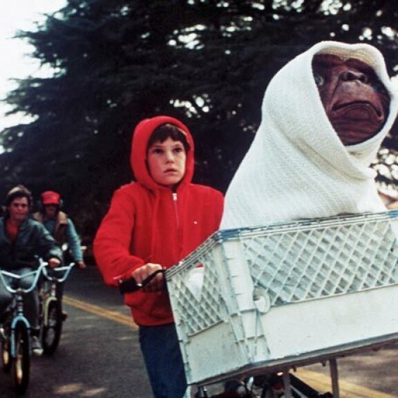 Drew Barrymore veti ensikännit 8-vuotiaana, Erika Eleniak kasvoi lapsimallista Playboy-pupuksi – näin E.T.-tähtien elämät menivät hittielokuvan jälkeen E.T.