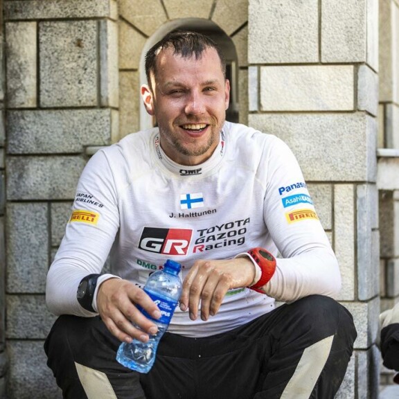 Jonne ennätti piipahtaa muutaman tunnin Suomessa ennen seuraavaa Espanjan-rallia. Jonne ennätti piipahtaa muutaman tunnin Suomessa ennen seuraavaa Espanjan-rallia.