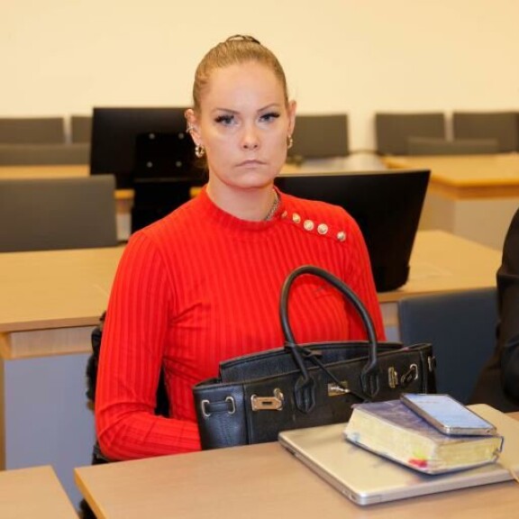 Jarna Lahdenvuo kiistää väärentäneensä Janita Lukkarisen testamentin, jossa todettiin, että hän ja tyttärensä perivät kaikki Janitan korut ja vaatteet. Jarna Lahdenvuo
