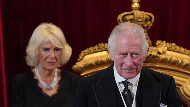 Osallistuvatko Harry ja Meghan kuningas Charlesin kruunajaisiin? Raivo repesi jo - 'Onko tämä tahallaan tehty valinta?' Hallitsijapari Charles ja Camilla