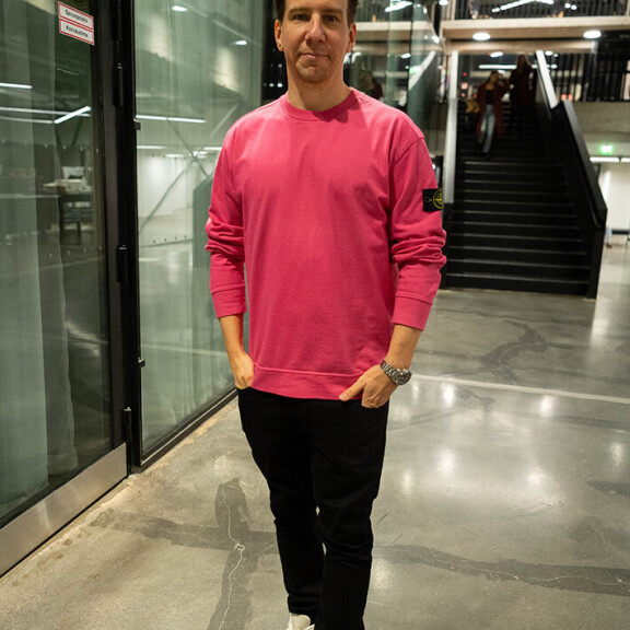 Aku saapui hyväntuulisena kannustamaan Sonja-kultaansa. Aku