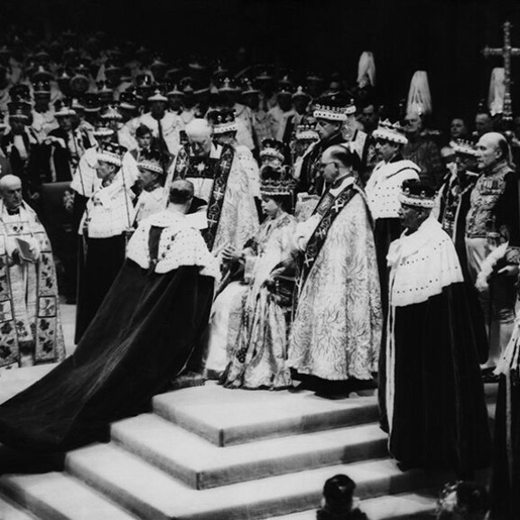 Kruunajaiset on järjestetty Westminster Abbeyn kirkossa vuodesta 1066. Elisabet II:n kruunajaisiin kutsuttiin vieraita 129 valtiosta. Kuningatar Elisabet