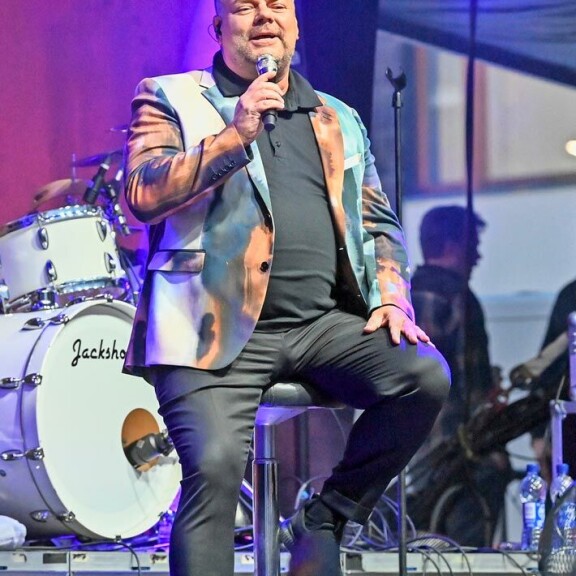 Lonkkavaivoistakin kärsinyt Jari palasi viime kesänä keikkalavoille. Kuva on heinäkuulta Seinäjoen Tangomarkkinoilta. Lonkkavaivoistakin kärsinyt Jari palasi viime kesänä keikkalavoille. Kuva on heinäkuulta Seinäjoen Tangomarkkinoilta.