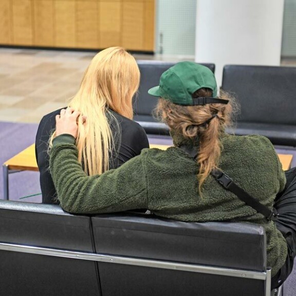 Jamba piti hellästi kättään Iidan selän päällä. Hän myös hyväili blondin hiuskiehkuroita. Jamba piti hellästi kättään Iidan selän päällä. Hän myös hyväili blondin hiuskiehkuroita.