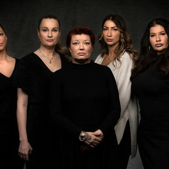 Ruotsalaisessa sarjassa tavataan äitejä, joiden lapset on tapettu. Kuvassa Eleni, Katri, Carolina, Sussie ja Maritha. T