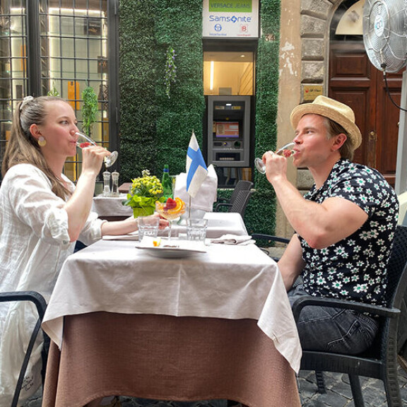 Salla ja Lauri oppivat kantapään kautta, ettei ole olemassa ilmaisia samppanjoita. Lauri ja Salla ensitreffit alttarilla