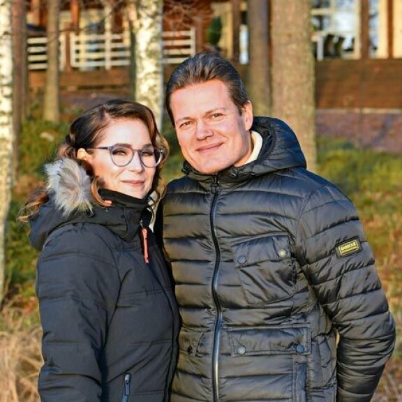 Sami ja Satu menivät naimisiin vuonna 2015. Kiekkosankari oli aiemmin naimisissa Petra-vaimonsa kanssa yli 16 vuotta. Suhde kariutui vuonna 2012. Sami ja Satu menivät naimisiin vuonna 2015. Kiekkosankari oli aiemmin naimisissa Petra-vaimonsa kanssa yli 16 vuotta. Suhde kariutui vuonna 2012.