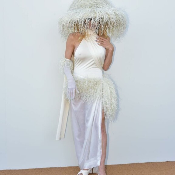 Mahtoiko Pamela inspiroitua boho-lampunvarjostimista vai samuraihatuista? Pamela Anderson