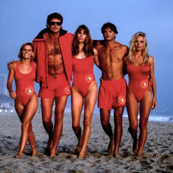 Baywatch on 90-luvun ikonisimpia tv-sarjoja. Kuvassa Nicole Eggert, David Hasselhoff, Alexandra Paul, David Charvet ja Pamela Anderson. Baywatch