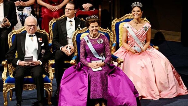 Sävähdyttävä iltapuku! Kruununprinsessa Victoria hurmasi Nobel-gaalassa kuningatar silvia, kuningas kaarle kustaa, kruununprinsessa victoria, prinssi daniel