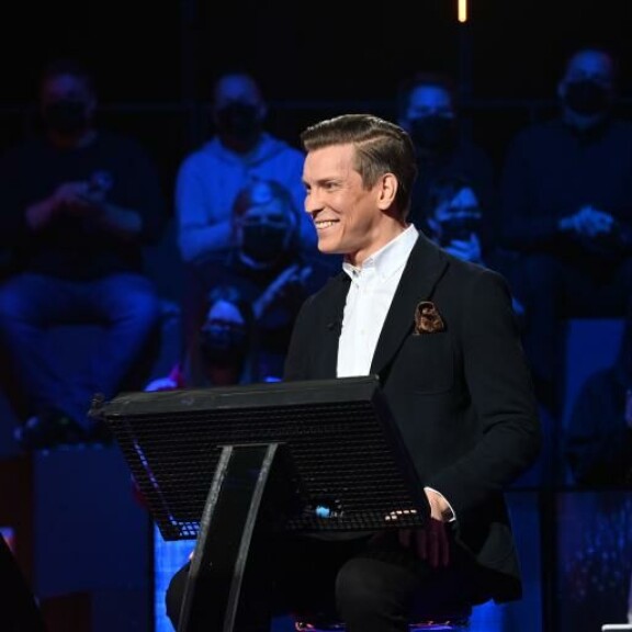 Antti korvasi Jaajo Linnonmaan Haluatko miljonääriksi -juontajana. Antti Holma