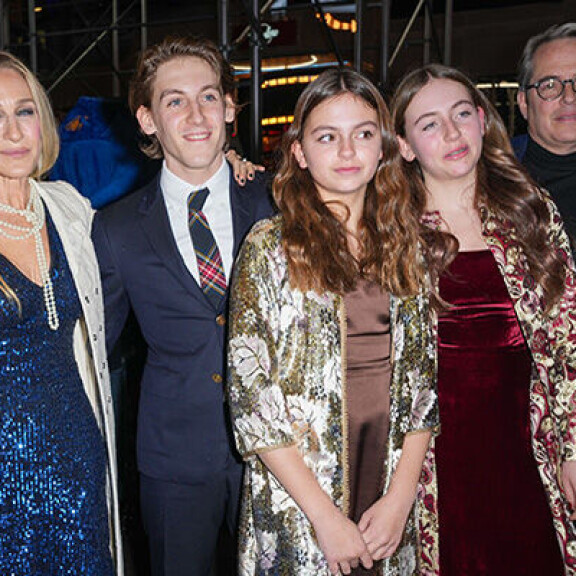 Perhe suosi vaatteissaan tummansinistä väriä ja ruutukuosia. sjp:n perhe