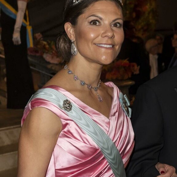 Kruununprinsessa Victoria yhdisti asuunsa samanvärisiä jalokiviä. kruununprinsessa Victoria