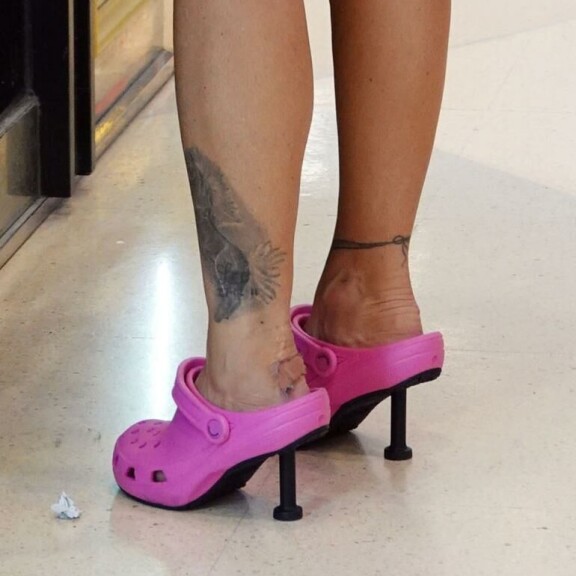 Malli Katie Price rokkasi pinkkejä 450 punnan arvoisia korko-Crocseja lomallaan Thaimaassa. Shirly tyytyi korottomiin versioihin. Crocs