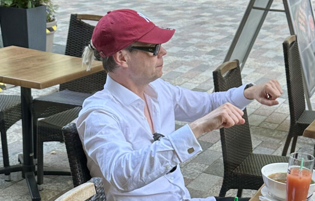 Veti keittoa kaksin käsin! Raptori-tähti korkkasi terassikauden – paparazzikuvat!