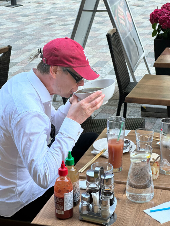 Juho nautti keittoaan kahdella kädellä.