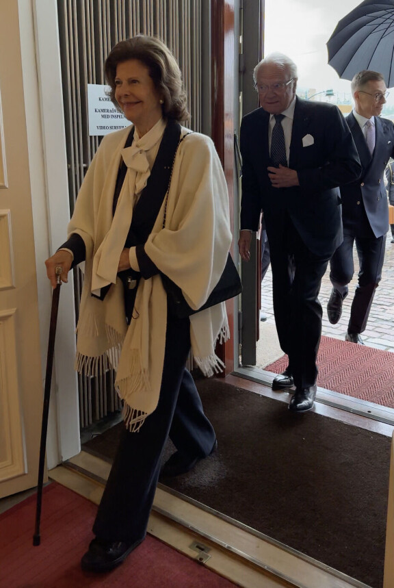 Kuningatar oli yhtä hymyä Presidentinlinnaan saapuessaan.