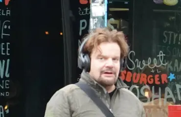 Maailman hauskin henkilö Helsingissä! Tässä on Ismo Leikolan arkityyli – paparazzikuvat!
