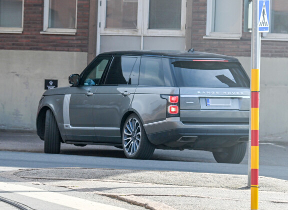 Jeren uuden suhteen etuihin kuuluu komea Range Rover.