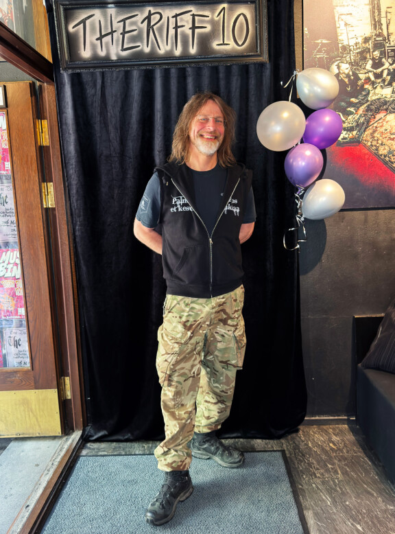 Jone saapui The Riffiin hyväntuulisena. Radio Rockilta lähdöstä huolimatta juontajan kesä on täynnä hulinaa ja melskettä.
