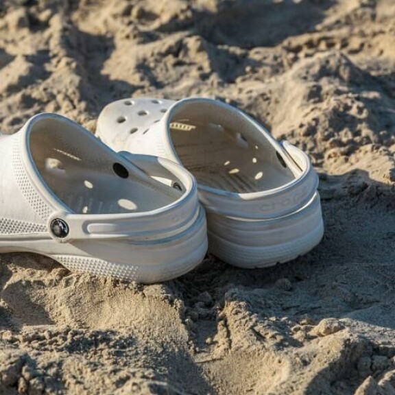 Shirly valitsi valkoiset Crocsit. Ne ovat suositut rantakengät, sillä ilma kiertää niissä hyvin reikien ansiosta. Crocs