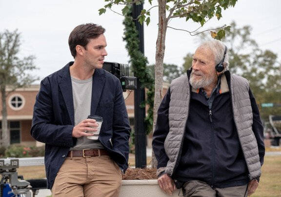 Clint ja Nicholas Hoult elokuvan Juror #2 kuvauksissa.