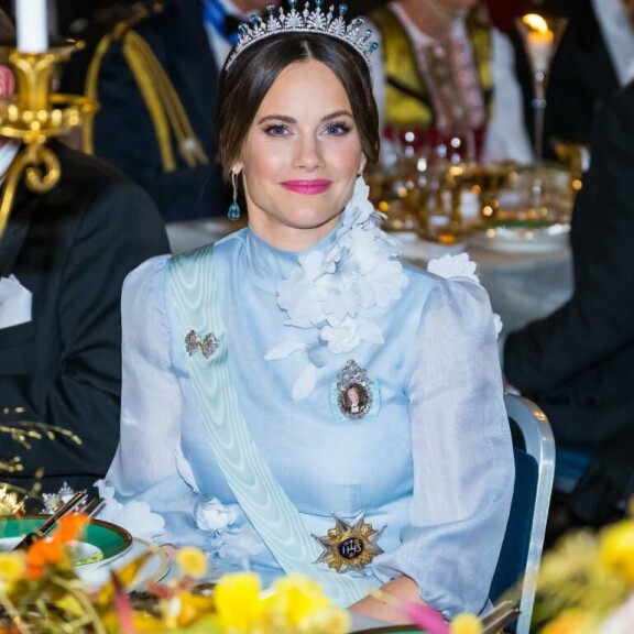 Prinsessa Sofian juhla-asun kaulusta koristivat kukat. prinsessa Sofia